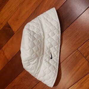 Nike White Quilted Women's Bucket Hat.